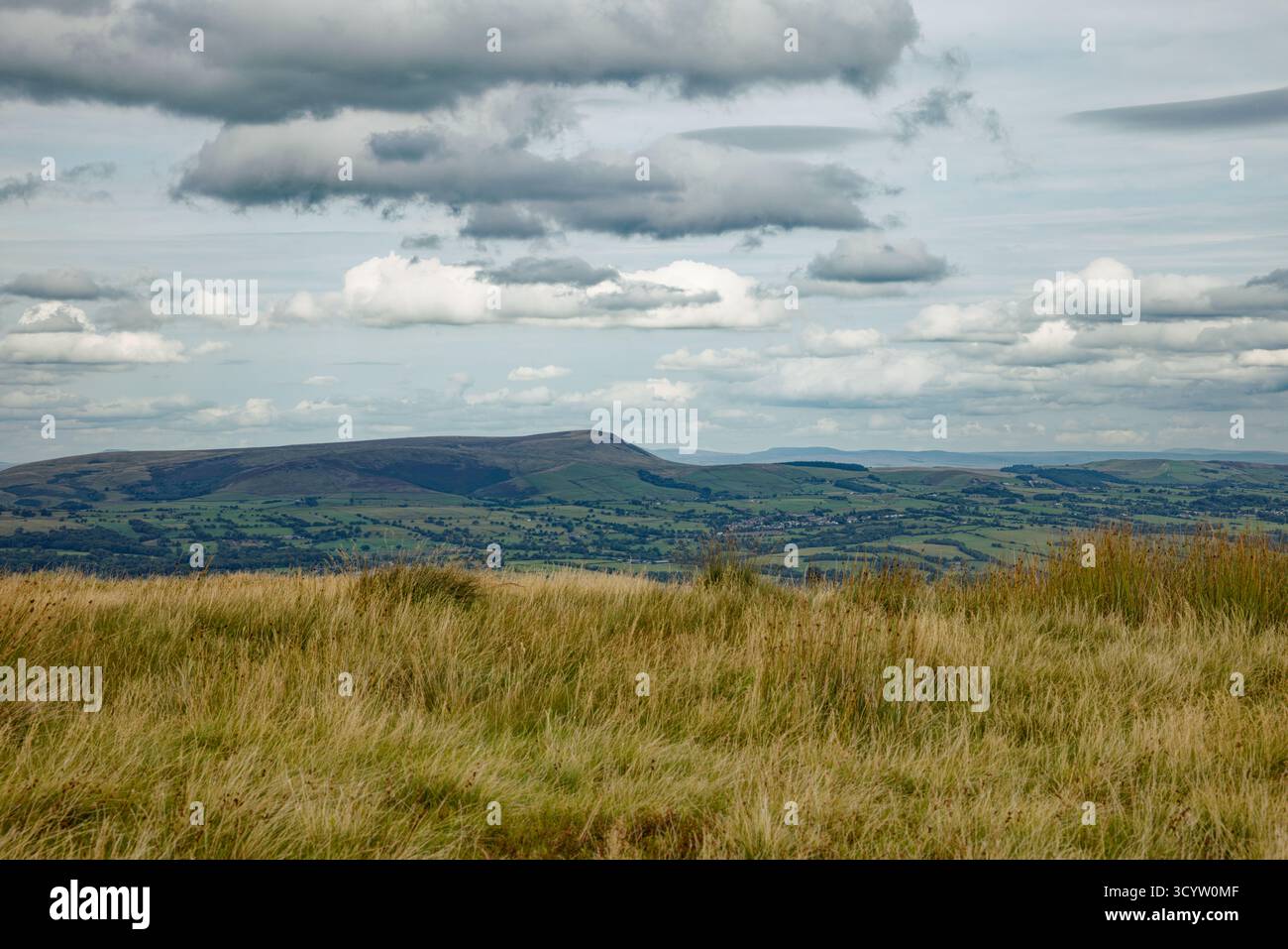 Pendle Hill vista da Great Hameldon Hill nei West Pennines, Burnley, Lancashire. Foto Stock