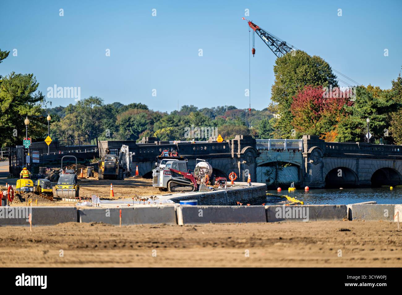 Tidal Basin Seawall Construction Project Washington DC // WASHINGTON DC — i progressi nel Tidal Basin Seawall Construction Project sono visibili il 17 ottobre 2025, con macchinari pesanti e lavoratori. Questa vista è da vicino al Jefferson Memorial, guardando attraverso il bacino di marea verso lo storico Inlet Bridge, che collega al canale di Washington. Il progetto pluriennale ha lo scopo di riparare e sollevare i fondali marini, proteggendo i monumenti iconici di Washington DC dal cedimento e dalle inondazioni causate dall'innalzamento del livello del mare. Questo importante aggiornamento dell'infrastruttura conserva il National Mall e i suoi dintorni Foto Stock