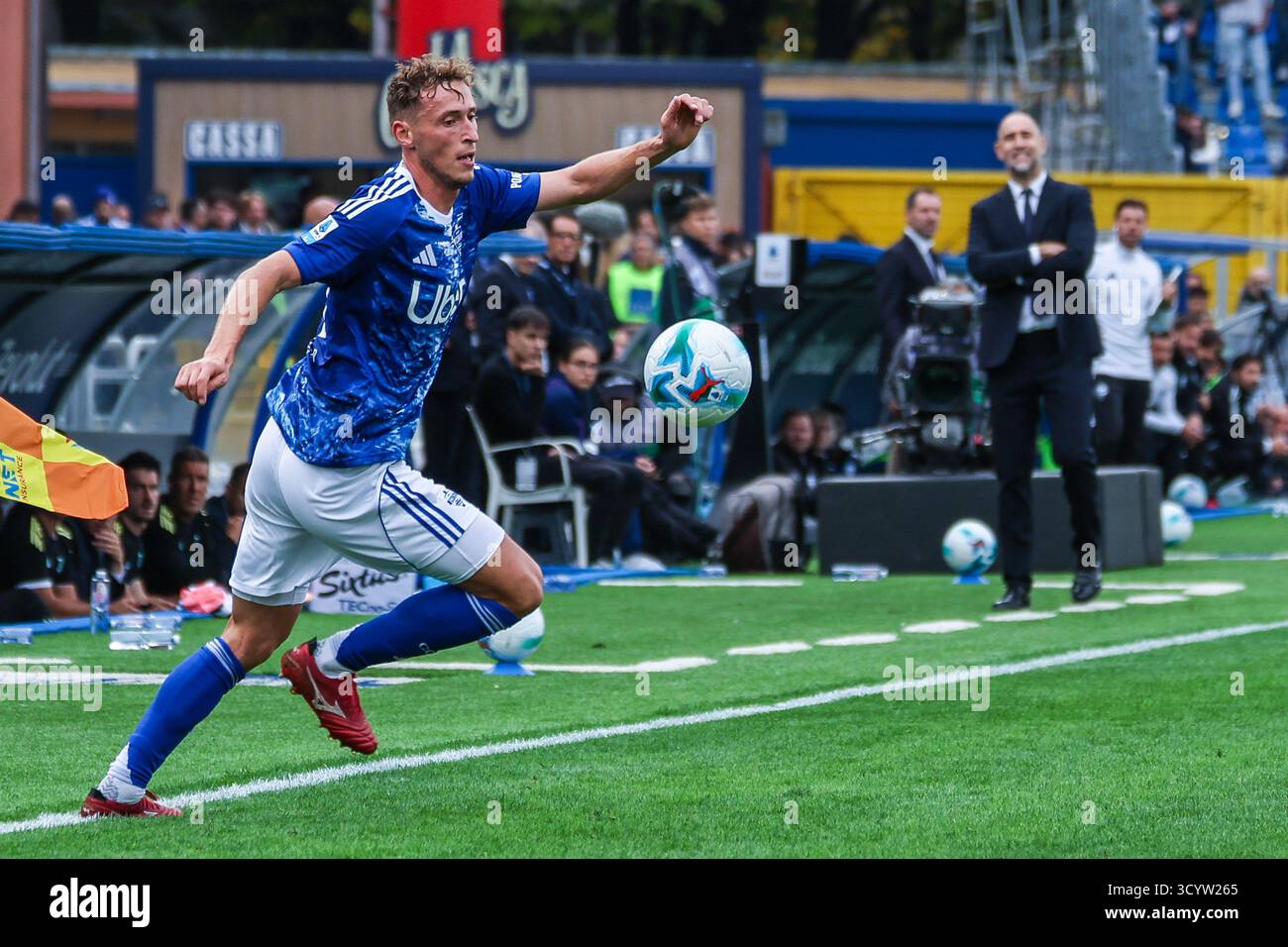 Mergim Vojvoda di Como 1907 visto in azione durante la partita di calcio di serie A 2025/26 tra Como 1907 e Juventus FC allo stadio Giuseppe Sinigaglia di Como Foto Stock