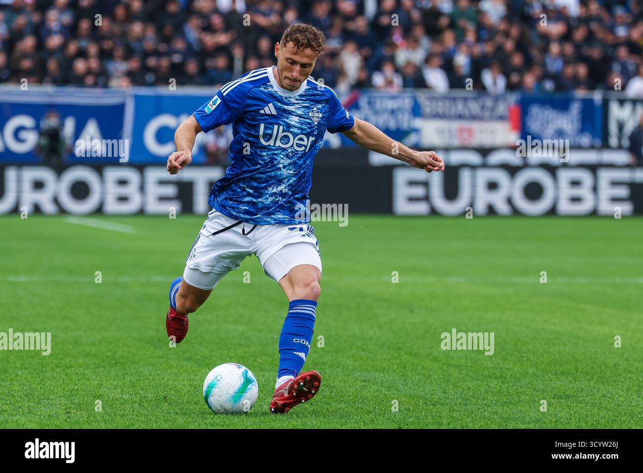 Mergim Vojvoda di Como 1907 visto in azione durante la partita di calcio di serie A 2025/26 tra Como 1907 e Juventus FC allo stadio Giuseppe Sinigaglia di Como Foto Stock