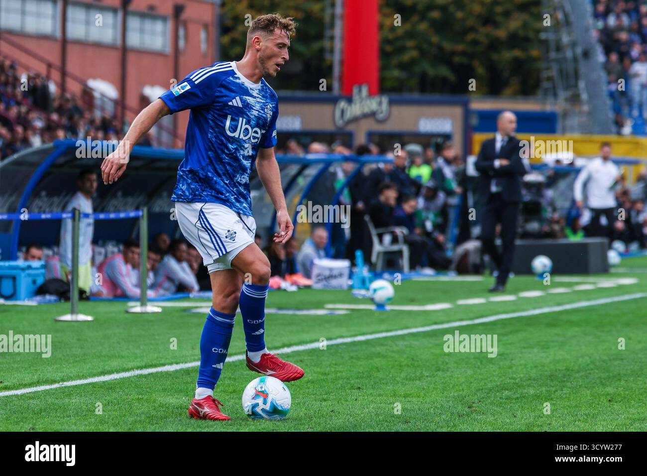 Mergim Vojvoda di Como 1907 visto in azione durante la partita di calcio di serie A 2025/26 tra Como 1907 e Juventus FC allo stadio Giuseppe Sinigaglia di Como Foto Stock