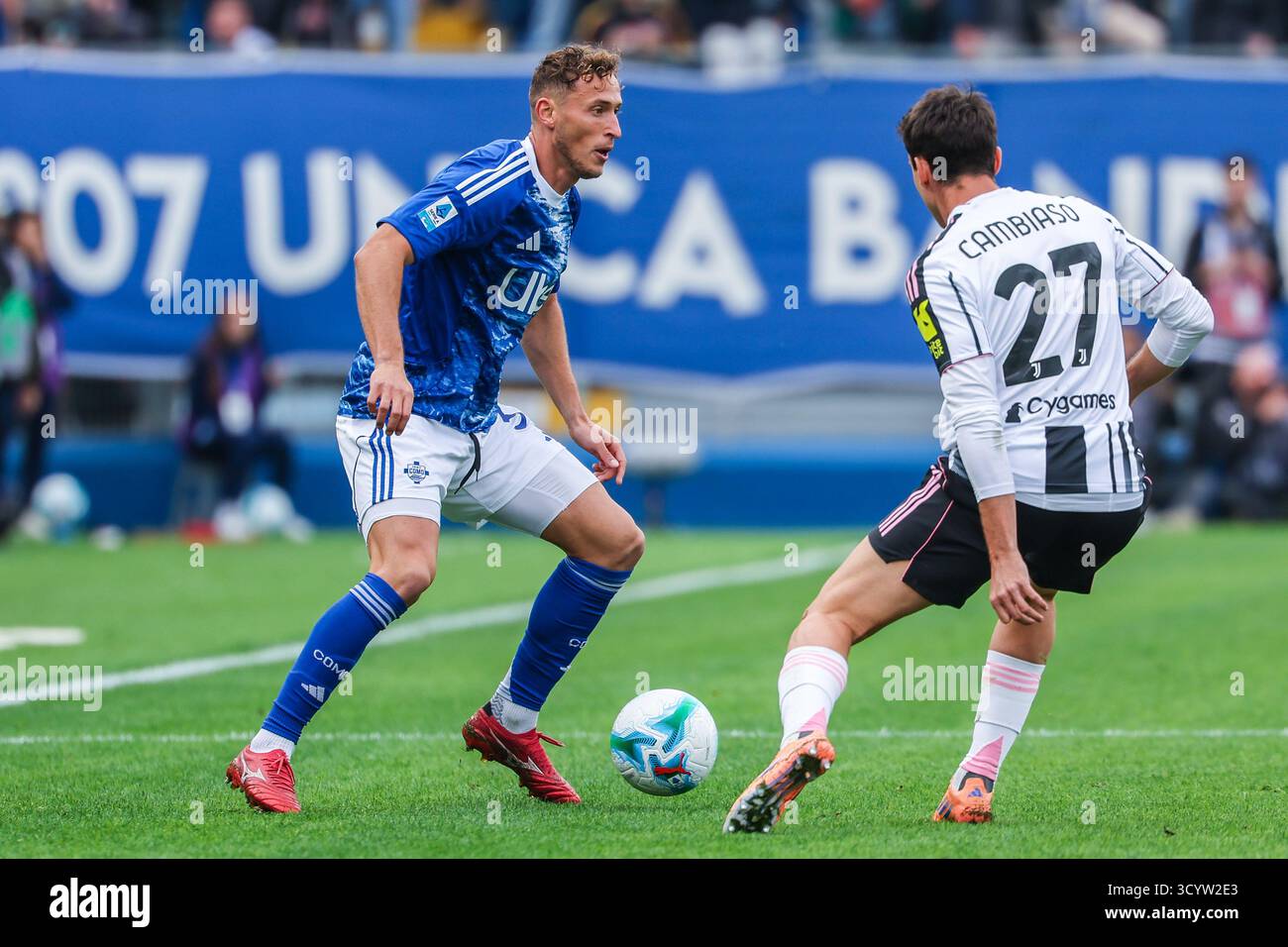 Mergim Vojvoda di Como 1907 visto in azione durante la partita di calcio di serie A 2025/26 tra Como 1907 e Juventus FC allo stadio Giuseppe Sinigaglia di Como Foto Stock