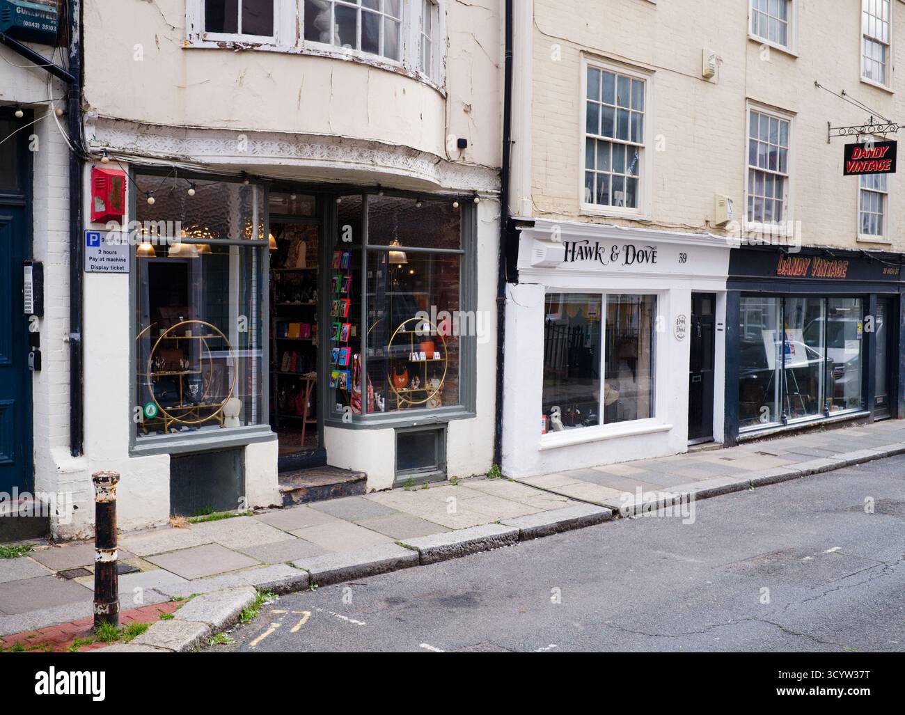 Negozi d'antiquariato e d'epoca nella città vecchia di High Street, Hastings Foto Stock