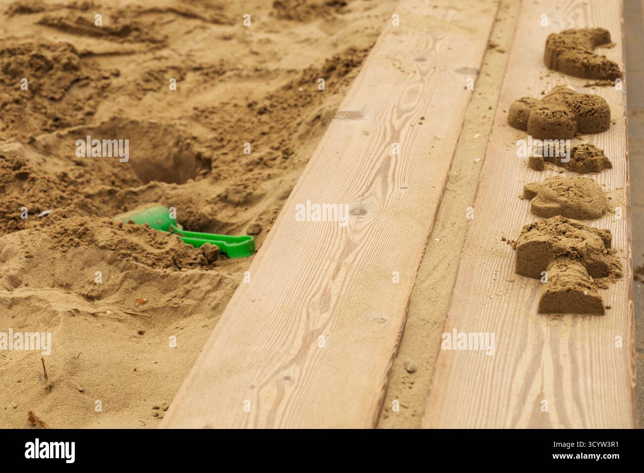 Stampi per sabbia e pala nel contenitore per sabbia Foto Stock