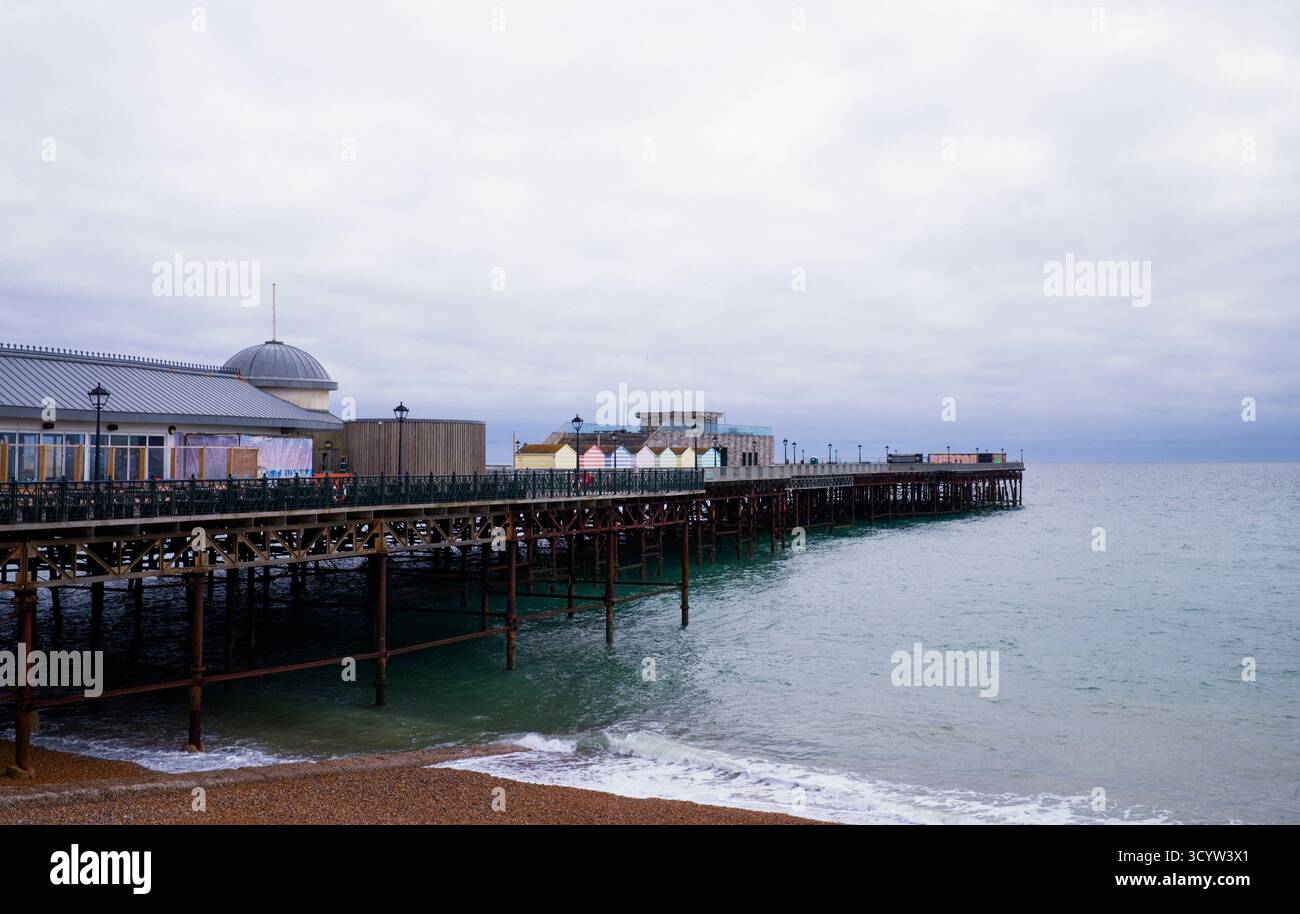 Molo di Hastings che guarda al canale della Manica Foto Stock