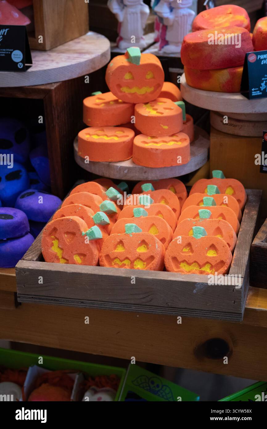 Saponette a forma di zucche di Halloween nel lussureggiante negozio del Walt Whitman Mall Shopping Center a Huntington Station, New York Foto Stock