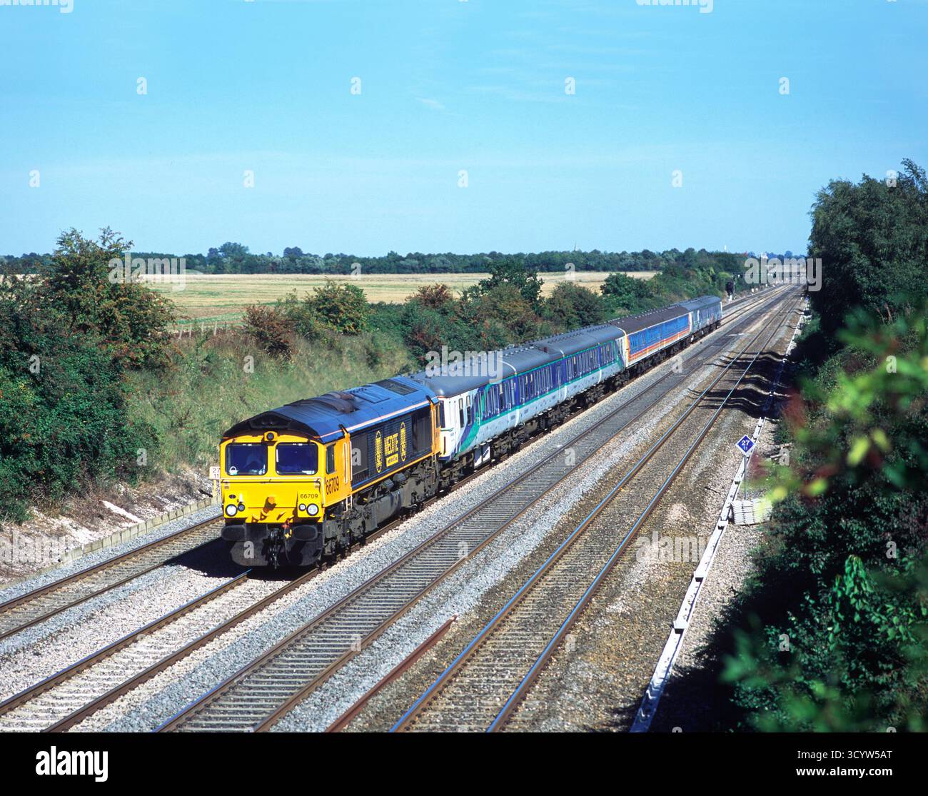 Una locomotiva diesel di classe 66 n. 66709 con unità multiple elettriche n. 312712, 423563 e 312722 al traino che costituisce un movimento di rottami a Shottesbrook l’8 settembre 2004. Foto Stock Una locomotiva diesel di classe 66 n. 66709 con unità multiple elettriche n. 312712, 423563 e 312722 al traino che costituisce un movimento di rottami a Shottesbrook l’8 settembre 2004. Foto Stock