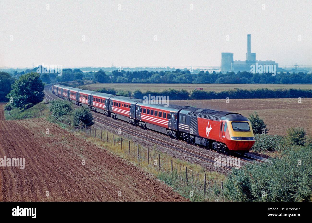 Una HST formata da auto motorizzate numero 43097 e 43078 che formavano un servizio Virgin Cross Country a Culham il 3 agosto 2001. Foto Stock Una HST formata da auto motorizzate numero 43097 e 43078 che formavano un servizio Virgin Cross Country a Culham il 3 agosto 2001. Foto Stock
