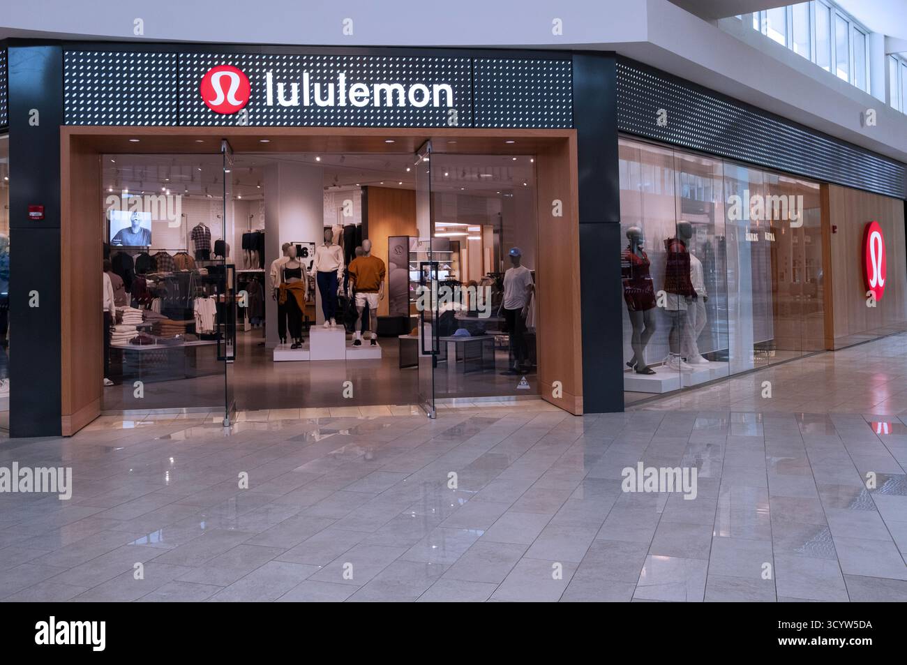 L'esterno del Lululemon, un negozio di prodotti sportivi nel Walt Whitman Mall Shopping Center a Huntington Station, New York Foto Stock