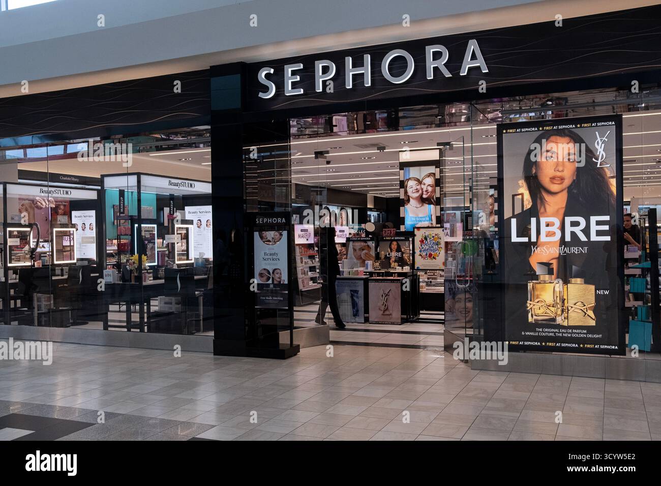 L'esterno del Sephora, un negozio di prodotti di bellezza nel Walt Whitman Mall Shopping Center a Huntington Station, New York Foto Stock