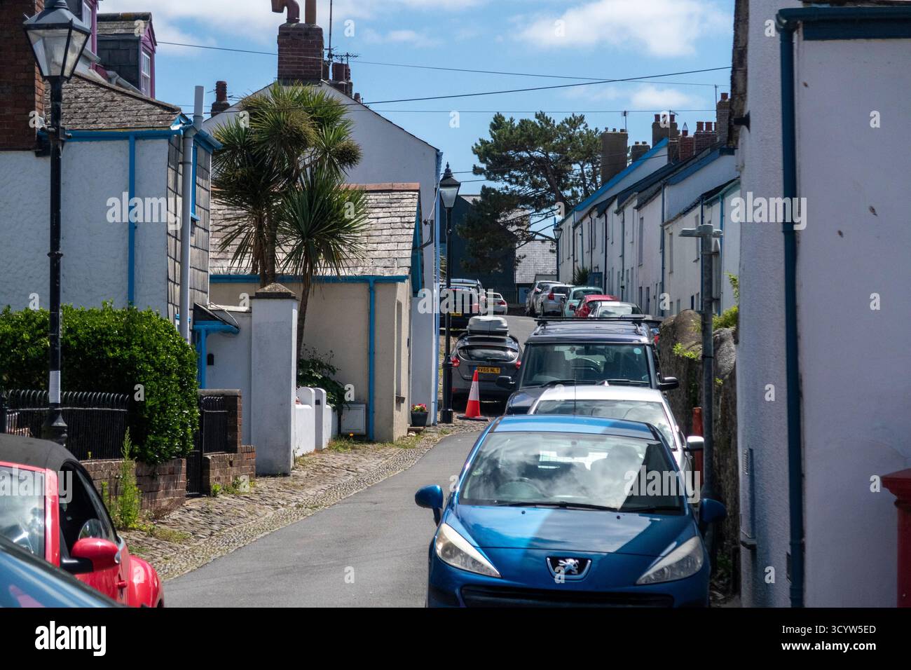 Le auto sono parcheggiate in una strada laterale di Bude, Cornovaglia, Regno Unito, un vecchio villaggio di pescatori non adatto a molto traffico. Foto Stock