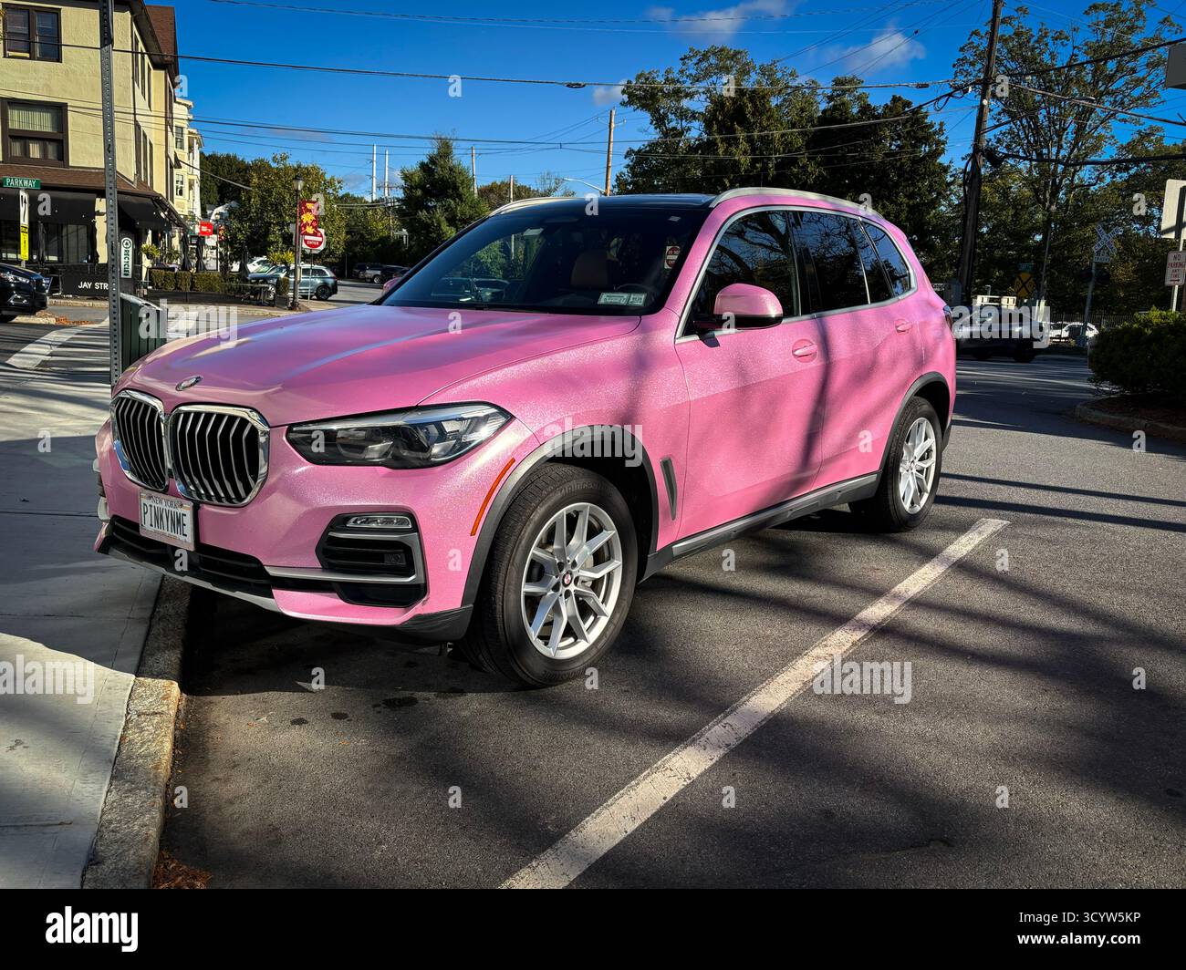 Un colore insolito per una BMW, rosa brillante. Parcheggiata a Westchester, New York. Foto Stock