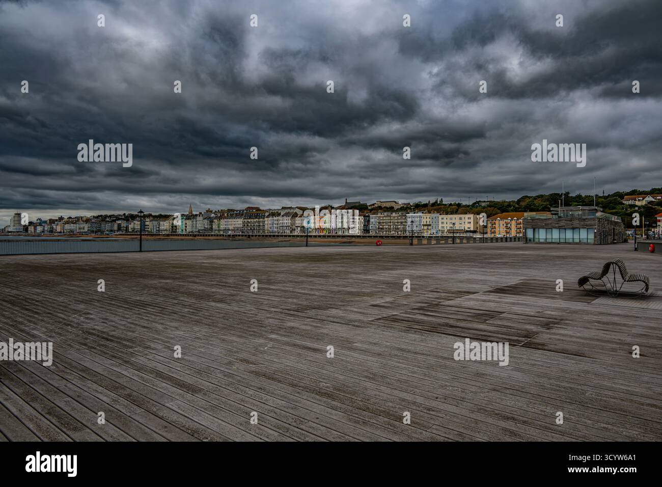 Il ponte in legno del riqualificato Molo di Hastings in una giornata grigia e nuvolosa Foto Stock