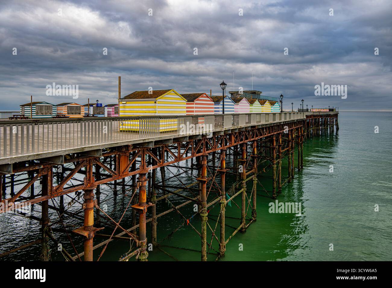 Beach Huts sul molo Hastings in una giornata grigia e nuvolosa Foto Stock