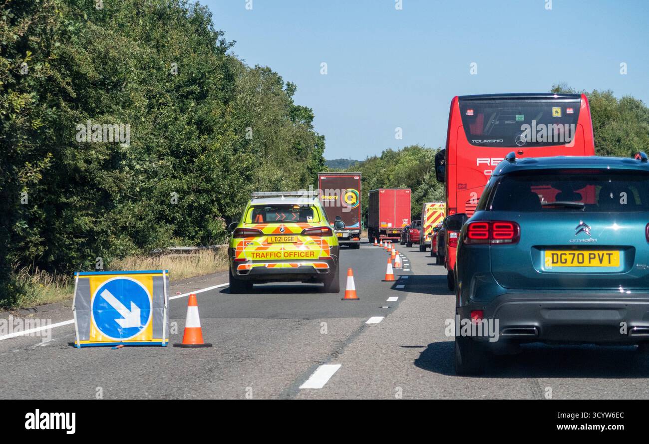 Il responsabile del traffico delle autostrade nazionali partecipa a un incidente sulla A30, in Cornovaglia, Regno Unito. Un servizio civile risponde sia agli incidenti di emergenza che a quelli di routine Foto Stock