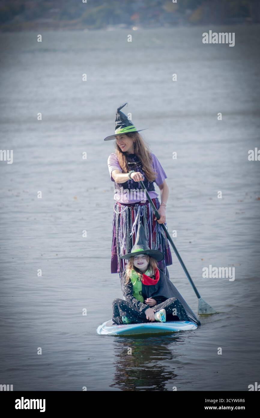 Una gita in barca a remi madre e figlia al SUP Witches of Sleepy Hollow Festival del 2025. Nel fiume Hudson. Foto Stock