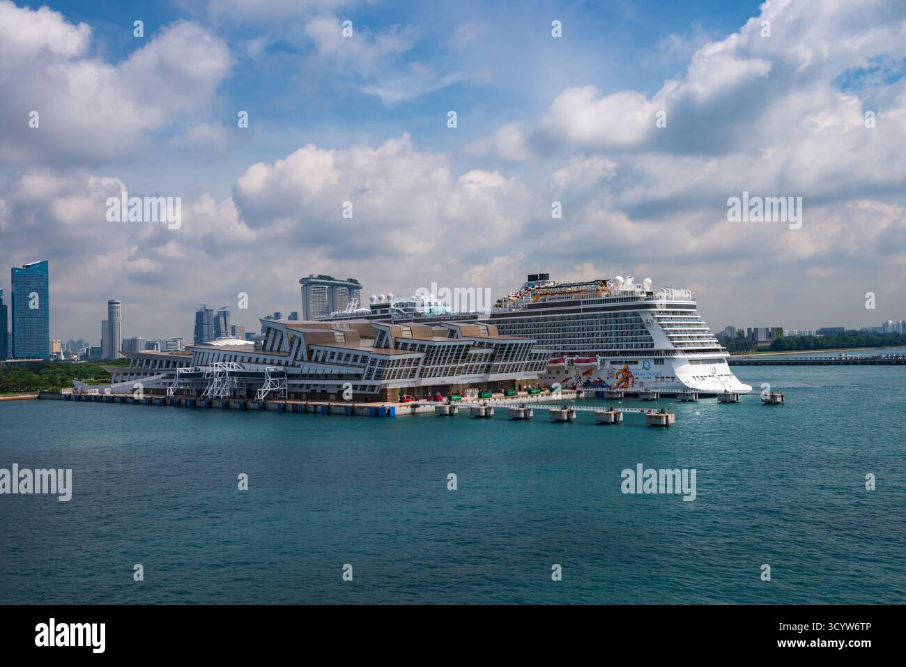 Singapore - 18 ottobre 2018: Le Dream Cruises partono dal porto presso il Marina Bay Cruise Centre Singapore (MBCCS) a Marina South. Foto Stock