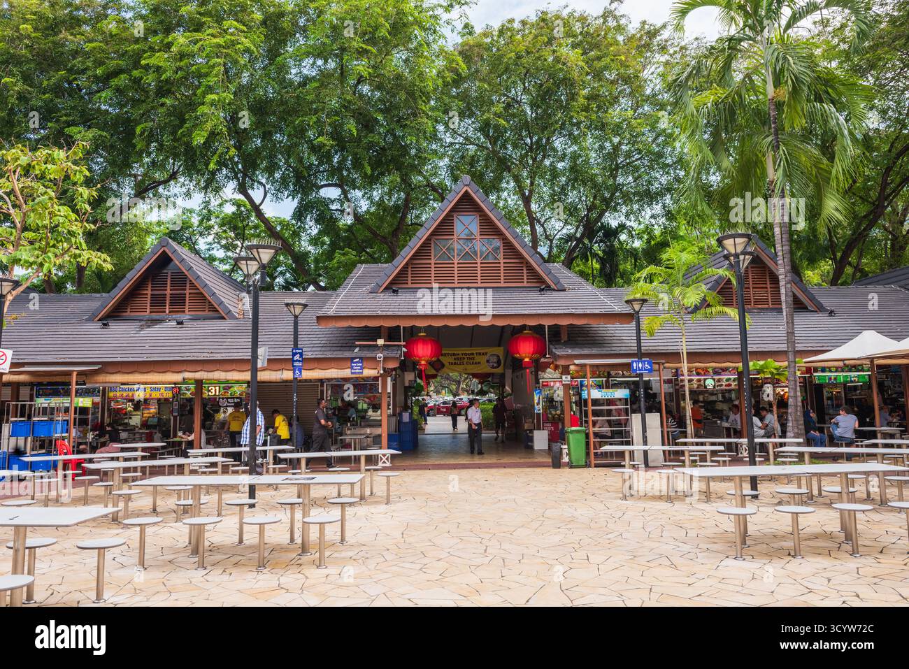 Singapore - 19 ottobre 2018: Il Newton Food Centre è un popolare centro di hawker, un complesso all'aperto che serve una varietà di cibi locali. Foto Stock