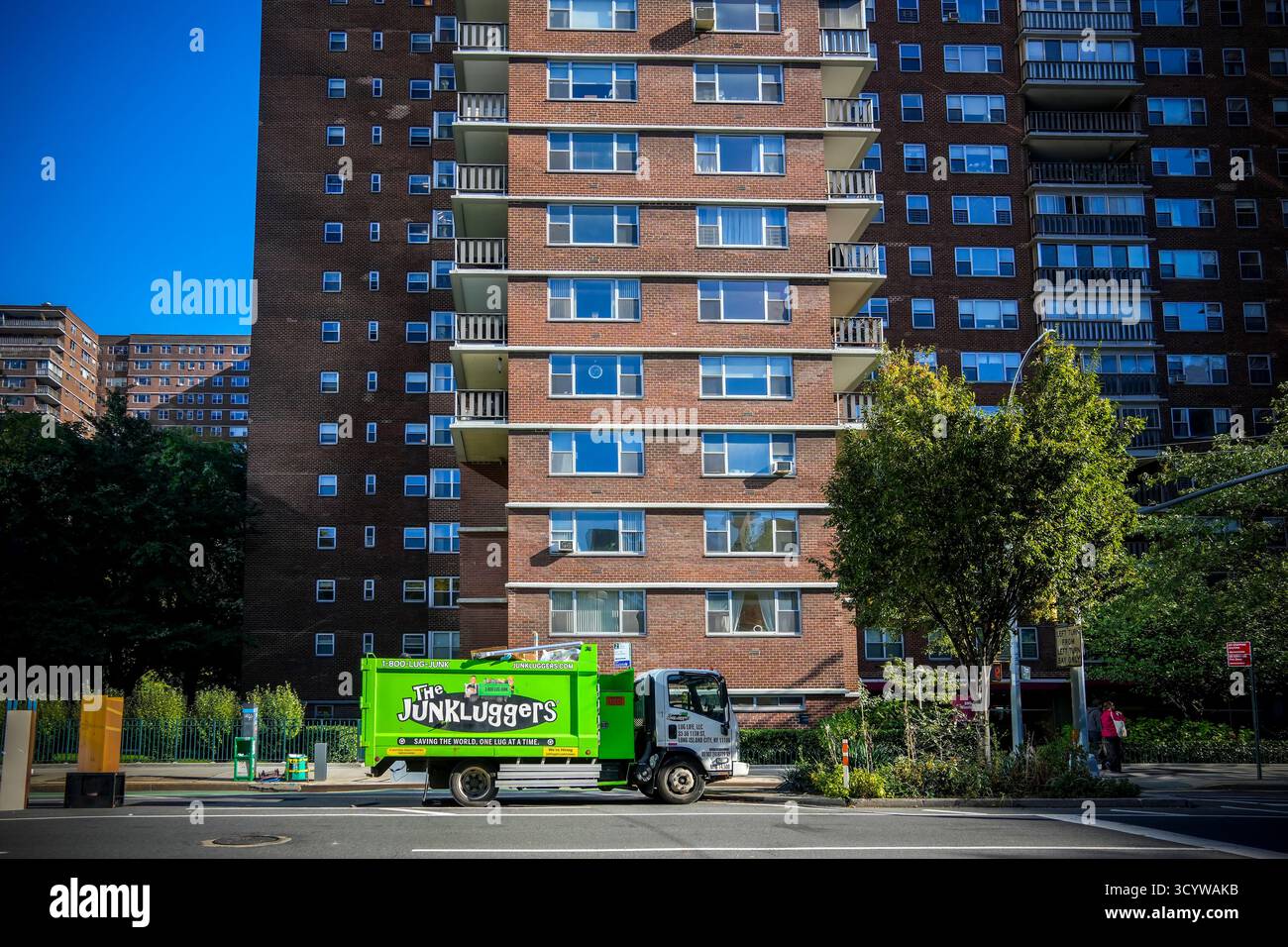 Junkluggers pulisce un camion di servizi fuori da un condominio a Chelsea, New York, giovedì 16 ottobre 2025. Junkluggers è di proprietà di Authority Brands che concede in franchising la società. (© Richard B. Levine) Foto Stock