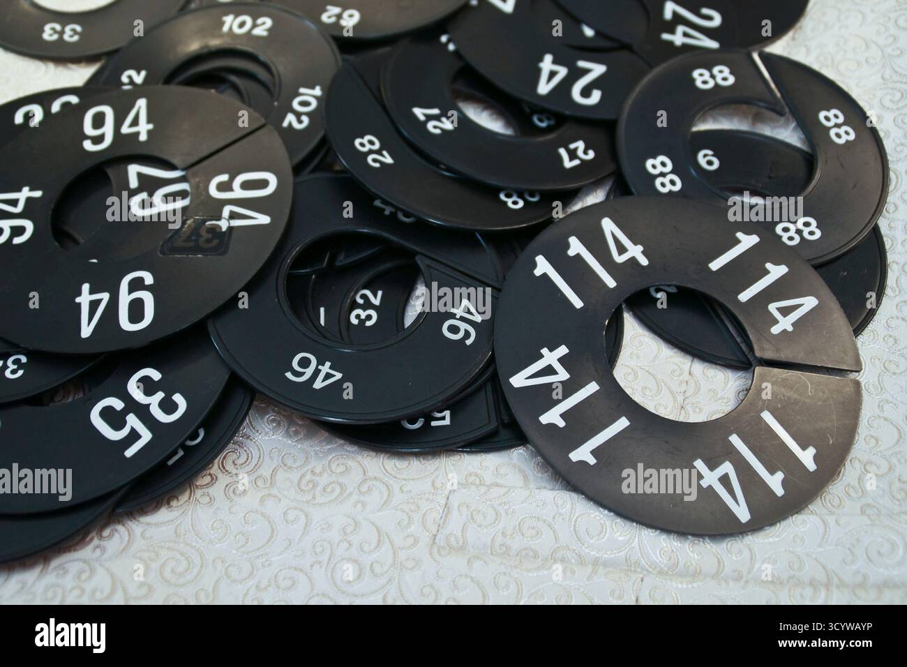 Varie misure di abbigliamento tedesco per la moda maschile come segni appesi sugli appendiabiti. Misure speciali per uomini alti o pesanti sono in primo piano. In t Foto Stock