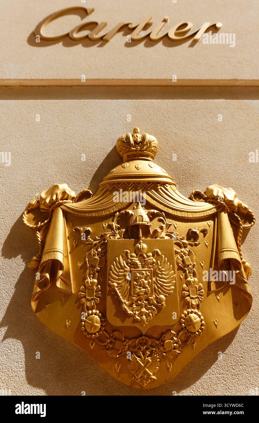 Monte Carlo, Monaco - 28 luglio 2025: Dettaglio della facciata della boutique di gioielli Cartier situata nel centro di Monte Carlo Foto Stock