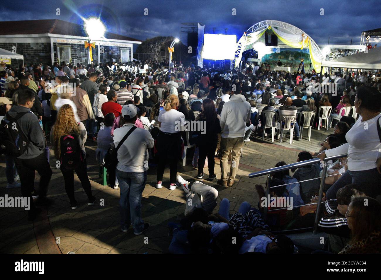 Venezuela-Isnotú- domenica 19 ottobre 2025. Un centinaio di persone, fedeli devoti, turisti e membri della chiesa hanno tenuto una veglia per la canonizzazione dei primi santi del Venezuela, José Gregorio Hernández e la suora Carmen Rendiles Martinez, domenica mattina presto, 19 ottobre, presso il Santuario JGH nella città di Isnotú, nello stato di Trujillo, Venezuela. Il paese celebra un momento storico che riflette i valori di speranza, umiltà, servizio e amore per il prossimo che ha caratterizzato i nostri santi. (Foto di Humberto Matheus/Sipa USA) Foto Stock