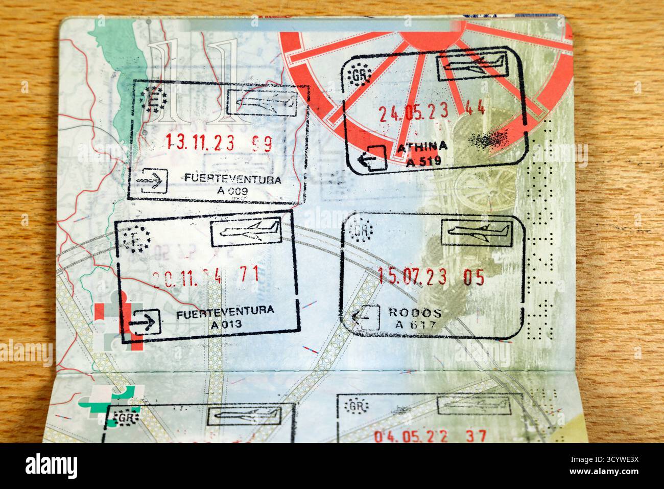 Passaporto britannico con francobolli di ingresso e uscita. Foto Stock