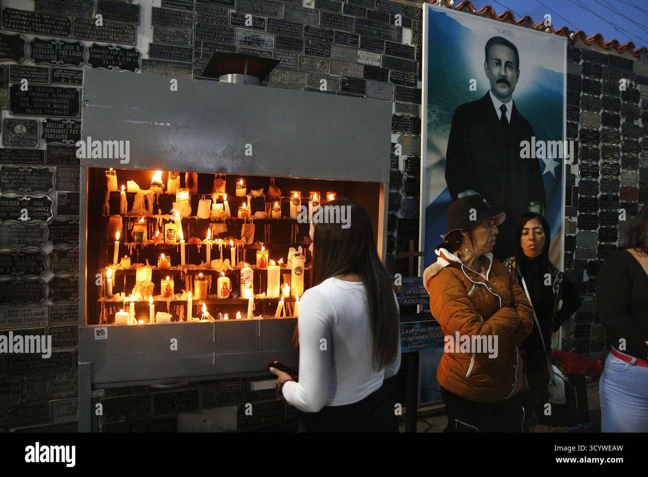 Venezuela-Isnotú- domenica 19 ottobre 2025. Un centinaio di persone, fedeli devoti, turisti e membri della chiesa hanno tenuto una veglia per la canonizzazione dei primi santi del Venezuela, José Gregorio Hernández e la suora Carmen Rendiles Martinez, domenica mattina presto, 19 ottobre, presso il Santuario JGH nella città di Isnotú, nello stato di Trujillo, Venezuela. Il paese celebra un momento storico che riflette i valori di speranza, umiltà, servizio e amore per il prossimo che ha caratterizzato i nostri santi. (Foto di Humberto Matheus/Sipa USA) Foto Stock