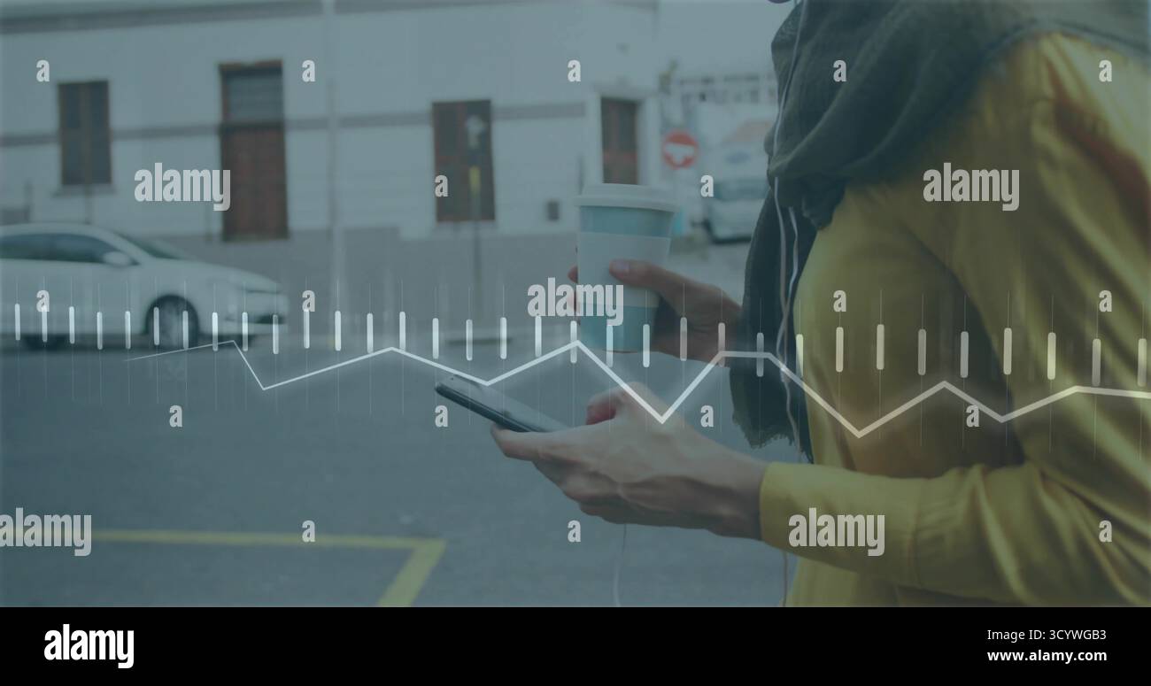 Donna che indossa la parte superiore della mostarda che tiene in mano smartphone e caffè sulla strada cittadina, sovrapposizione cartografica, spazio fotocopie Foto Stock
