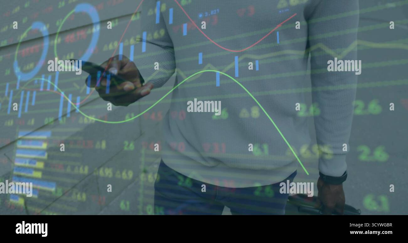 Uomo in abbigliamento casual per lavoro che analizza grafici finanziari sul passaggio pedonale, con smartphone e valigia Foto Stock