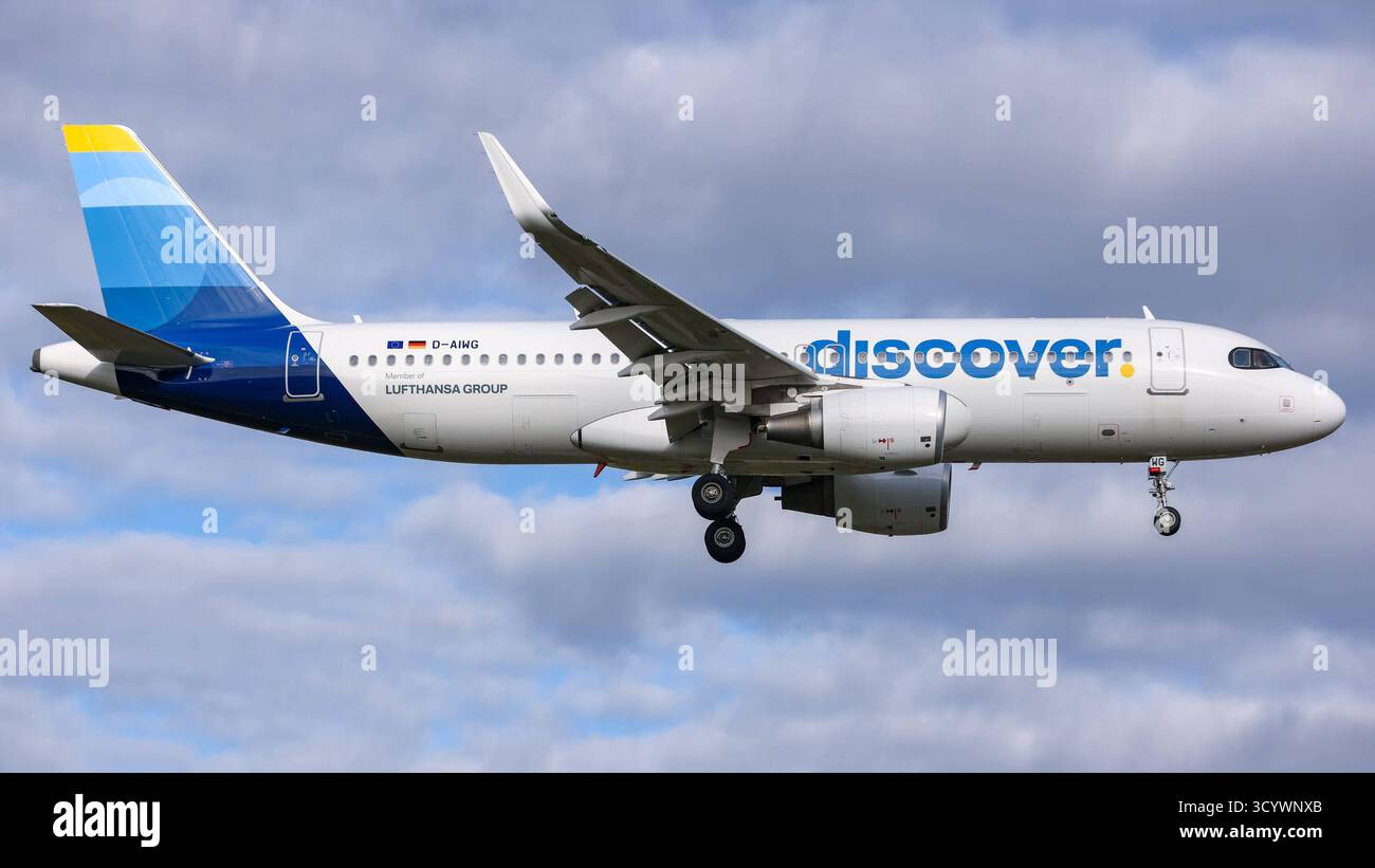 Ein Airbus A320-200 der Fluglinie, Airline, Fluggesellschaft Discover Airlines mit dem Kennzeichen, der Registrierung D-AIWG im Landeanflug auf den Flughafen Frankfurt, bei der Landung am Airport Frankfurt Rhein Main, 18.10.2025, Frankfurt am Main Deutschland, Wirtschaft, Reisen, Flugzeuge 200 am Flughafen 2025 am Flughafen am aereo A Francoforte sul meno A. Foto Stock
