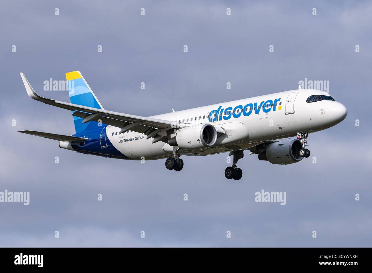 Ein Airbus A320-200 der Fluglinie, Airline, Fluggesellschaft Discover Airlines mit dem Kennzeichen, der Registrierung D-AIWG im Landeanflug auf den Flughafen Frankfurt, bei der Landung am Airport Frankfurt Rhein Main, 18.10.2025, Frankfurt am Main Deutschland, Wirtschaft, Reisen, Flugzeuge 200 am Flughafen 2025 am Flughafen am aereo A Francoforte sul meno A. Foto Stock