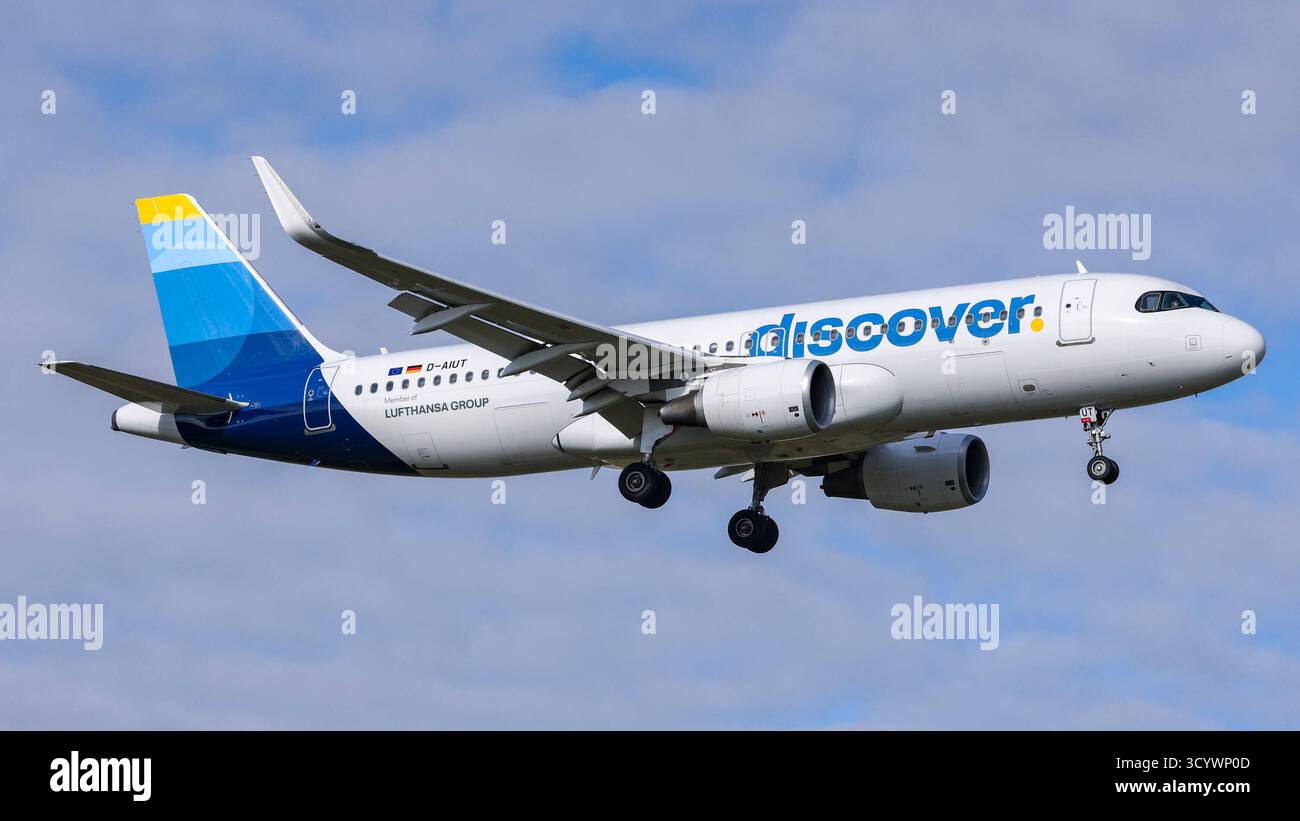 Ein Airbus A320-200 der Fluglinie, Airline, Fluggesellschaft Discover Airlines mit dem Kennzeichen, der Registrierung D-AIUT im Landeanflug auf den Flughafen Frankfurt, bei der Landung am Airport Frankfurt Rhein Main, 18.10.2025, Frankfurt 200 am Main Deutschland, Wirtschaft, Reisen, Flugzeuge 2025 am Flughafen am aerei a Francoforte sul meno Foto Stock