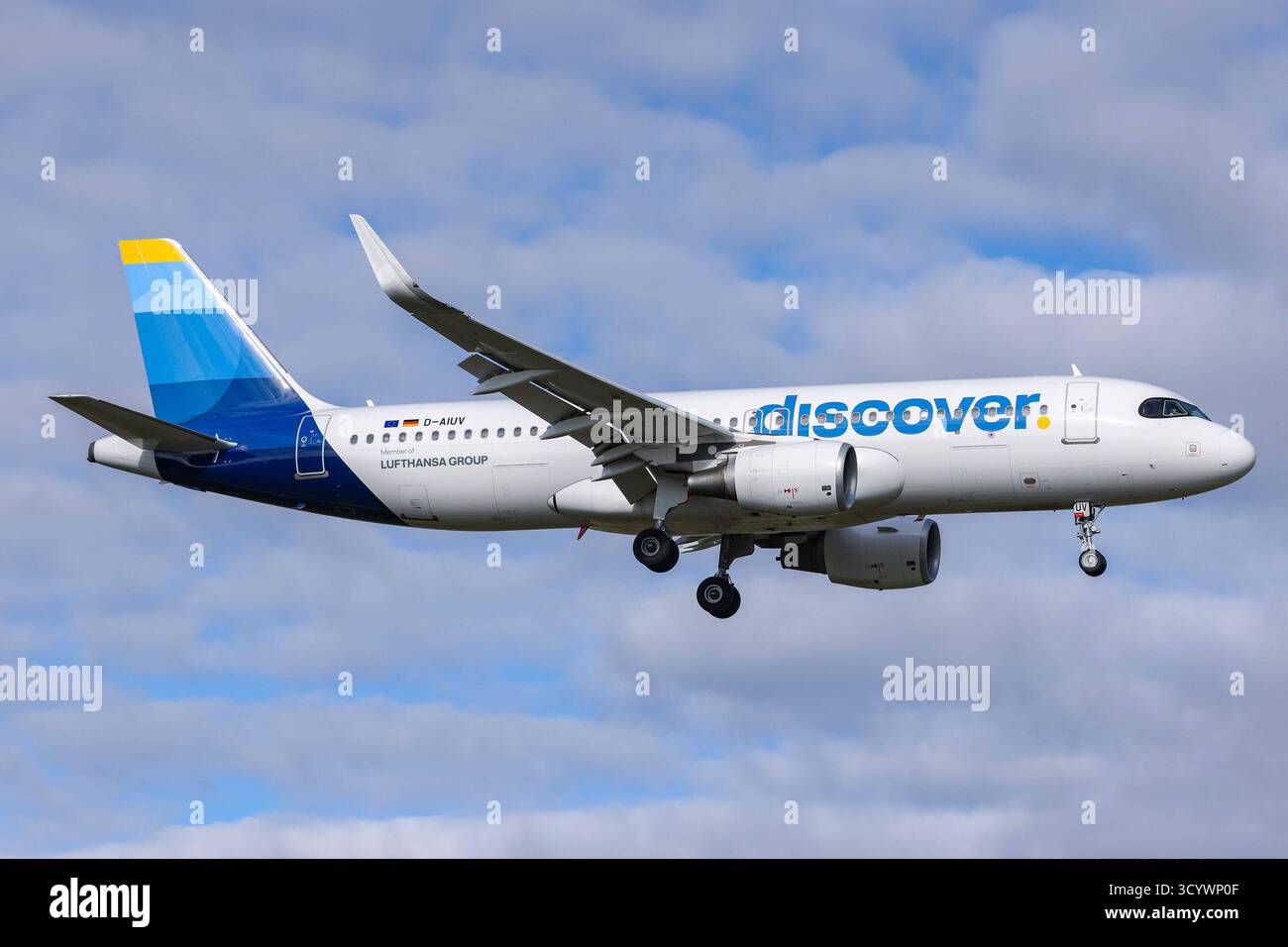 Ein Airbus A320-200 der Fluglinie, Airline, Fluggesellschaft Discover Airlines mit dem Kennzeichen, der Registrierung D-AIUV im Landeanflug auf den Flughafen Frankfurt, bei der Landung am Airport Frankfurt Rhein Main, 18.10.2025, Frankfurt 200 am Main Deutschland, Wirtschaft, Reisen, Flugzeuge 2025 am Flughafen am aereo A Francoforte sul meno A. Foto Stock