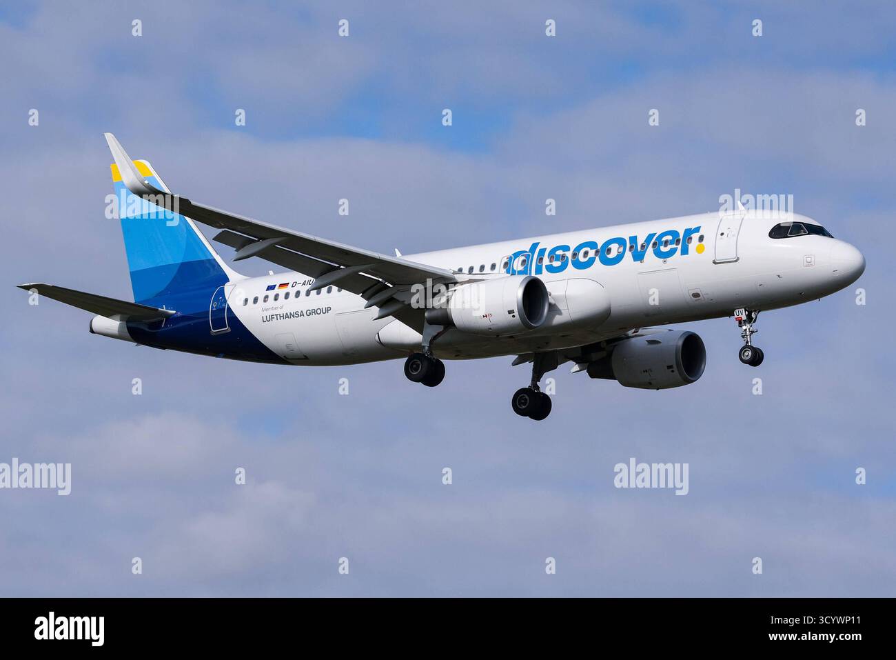 Ein Airbus A320-200 der Fluglinie, Airline, Fluggesellschaft Discover Airlines mit dem Kennzeichen, der Registrierung D-AIUV im Landeanflug auf den Flughafen Frankfurt, bei der Landung am Airport Frankfurt Rhein Main, 18.10.2025, Frankfurt 200 am Main Deutschland, Wirtschaft, Reisen, Flugzeuge 2025 am Flughafen am aereo A Francoforte sul meno A. Foto Stock