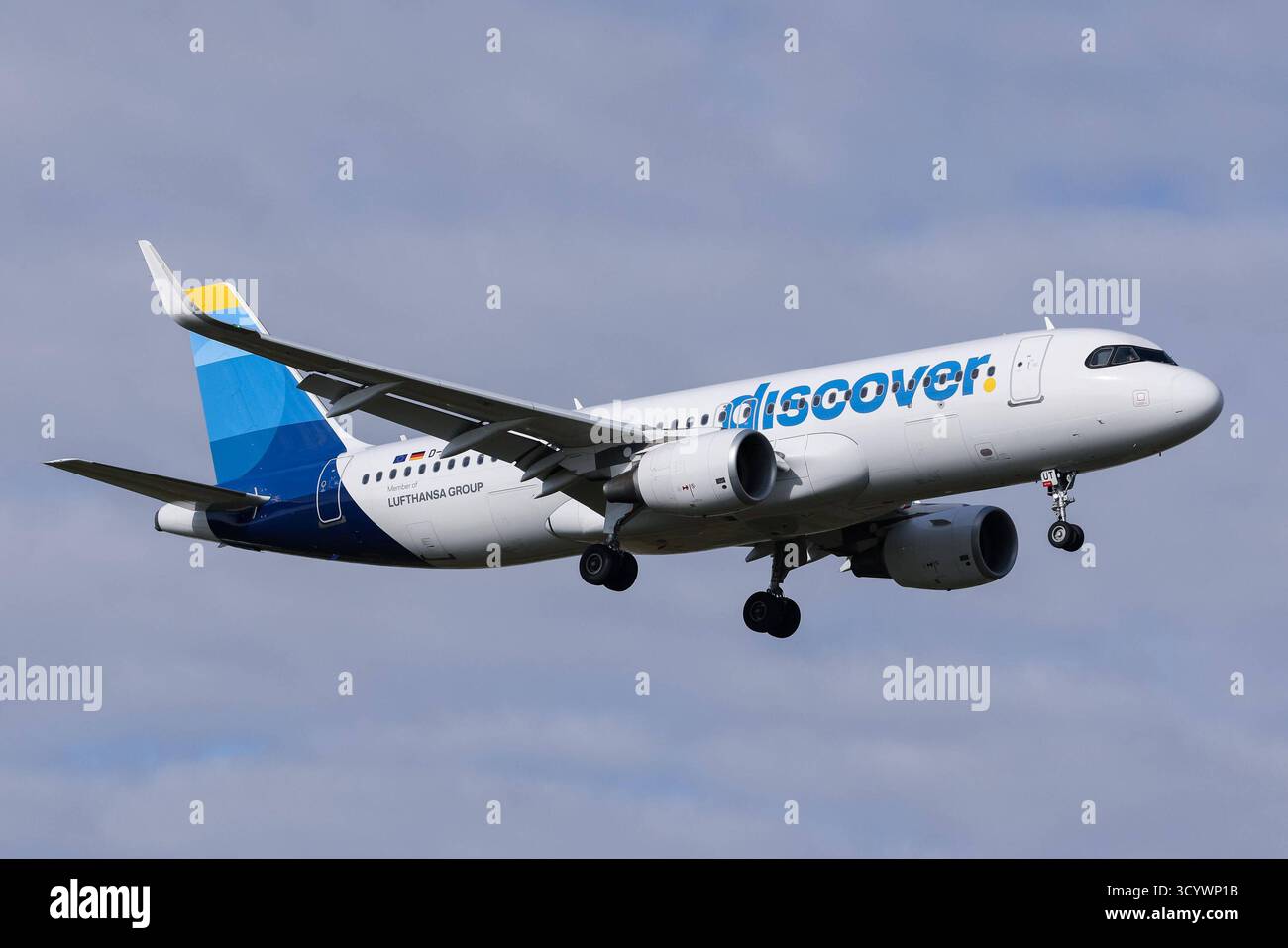 Ein Airbus A320-200 der Fluglinie, Airline, Fluggesellschaft Discover Airlines mit dem Kennzeichen, der Registrierung D-AIUT im Landeanflug auf den Flughafen Frankfurt, bei der Landung am Airport Frankfurt Rhein Main, 18.10.2025, Frankfurt 200 am Main Deutschland, Wirtschaft, Reisen, Flugzeuge 2025 am Flughafen am aerei a Francoforte sul meno Foto Stock