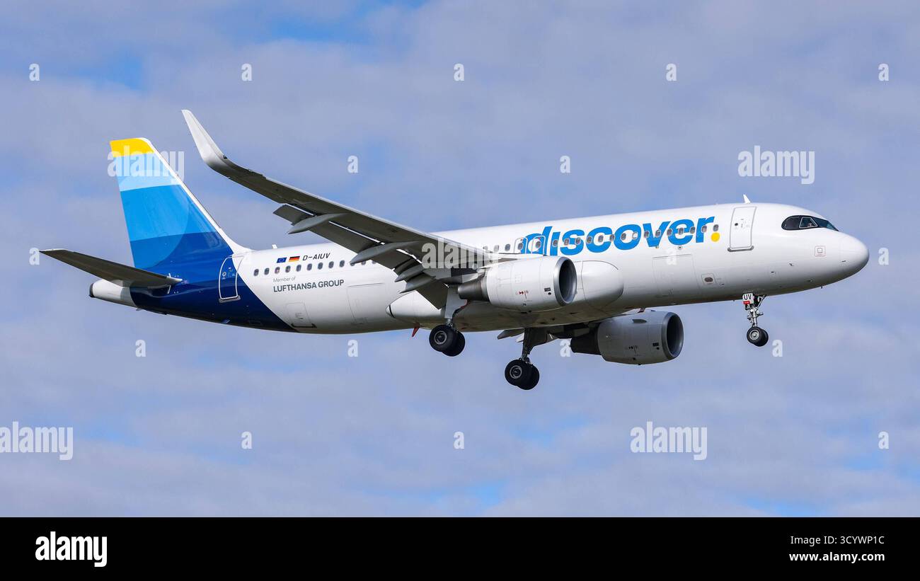 Ein Airbus A320-200 der Fluglinie, Airline, Fluggesellschaft Discover Airlines mit dem Kennzeichen, der Registrierung D-AIUV im Landeanflug auf den Flughafen Frankfurt, bei der Landung am Airport Frankfurt Rhein Main, 18.10.2025, Frankfurt 200 am Main Deutschland, Wirtschaft, Reisen, Flugzeuge 2025 am Flughafen am aereo A Francoforte sul meno A. Foto Stock