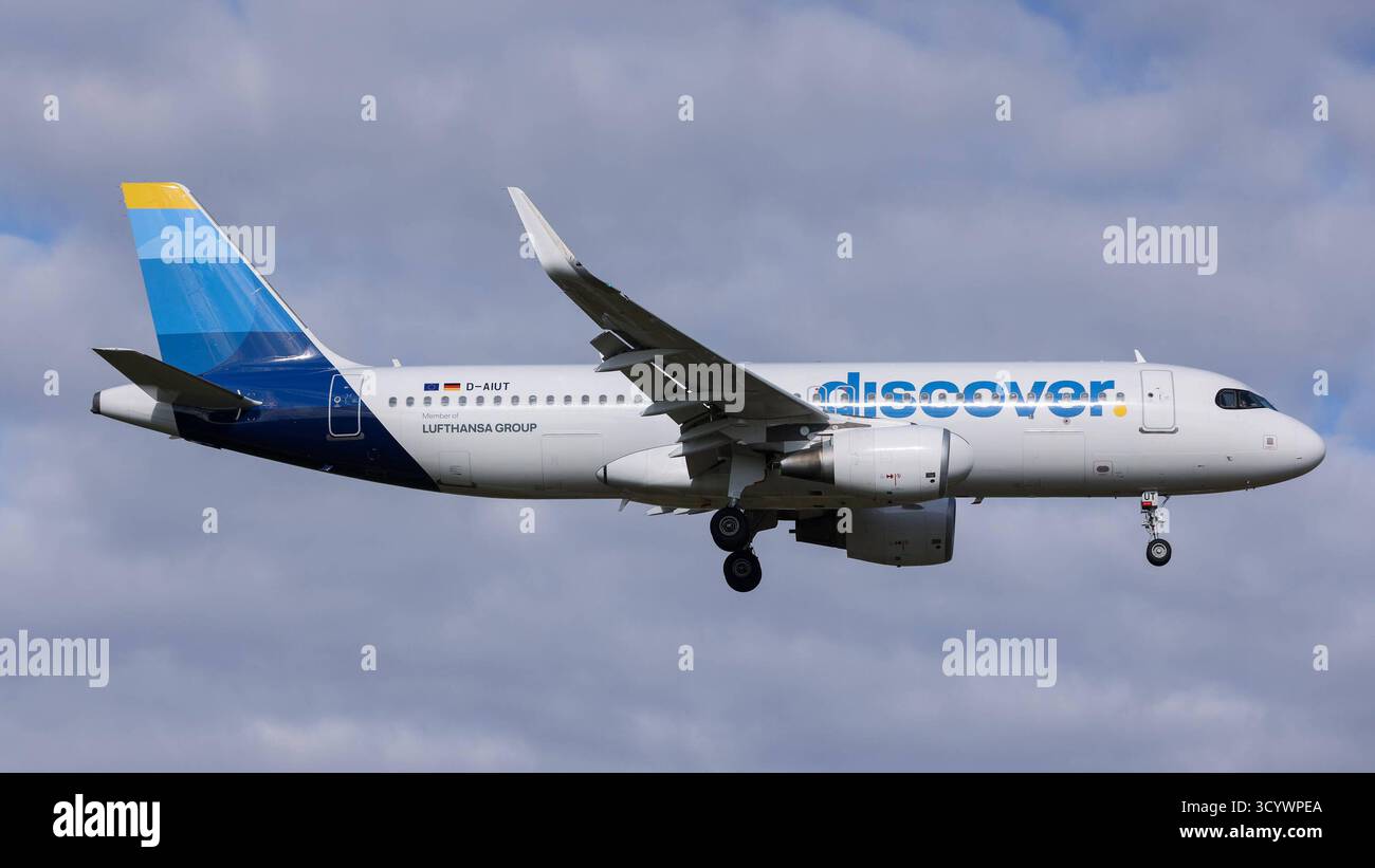 Ein Airbus A320-200 der Fluglinie, Airline, Fluggesellschaft Discover Airlines mit dem Kennzeichen, der Registrierung D-AIUT im Landeanflug auf den Flughafen Frankfurt, bei der Landung am Airport Frankfurt Rhein Main, 18.10.2025, Frankfurt 200 am Main Deutschland, Wirtschaft, Reisen, Flugzeuge 2025 am Flughafen am aerei a Francoforte sul meno Foto Stock