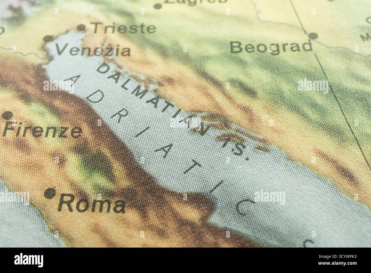 Una mappa topografica ravvicinata della regione della Dalmazia sulla costa adriatica nella moderna Croazia mostra città come Venezia e Roma vicino al confine, con contorno Foto Stock