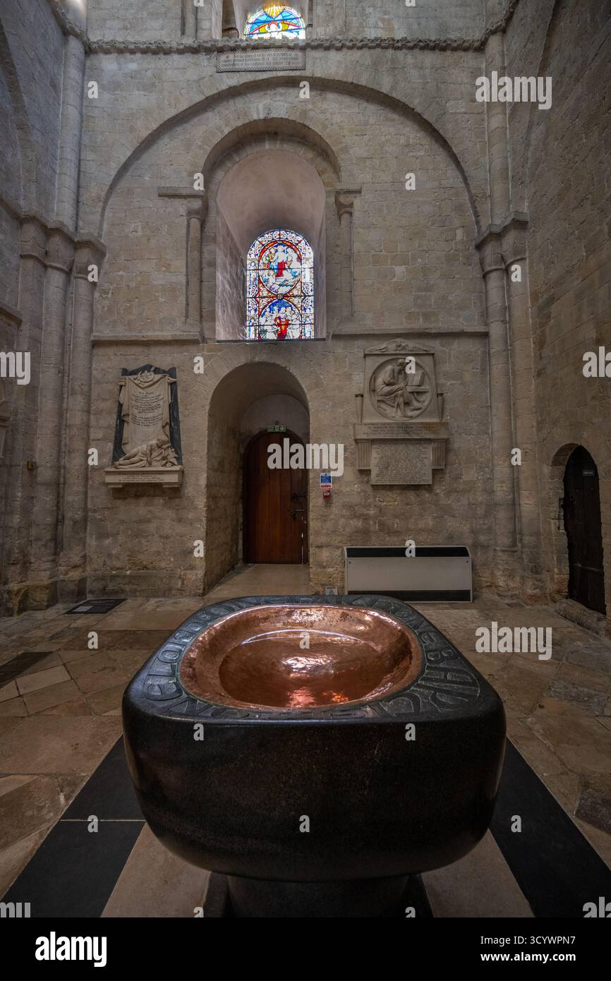 L'impressionante fonte John Skelton con il suo bacino in rame, posizionato contro una storica parete di pietra e un arco all'interno della Cattedrale di Chichester, West Sussex. Foto Stock