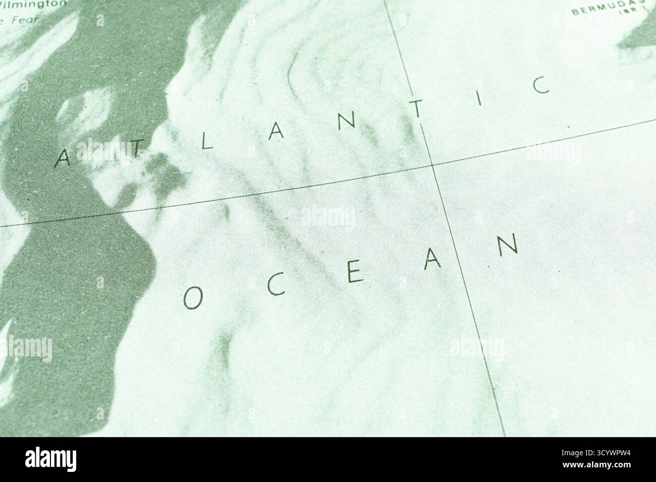 L'immagine mostra una carta nautica del fondo dell'Oceano Atlantico, che mostra caratteristiche topografiche come creste, canali e pianure, mostra i dati batimetrici Foto Stock