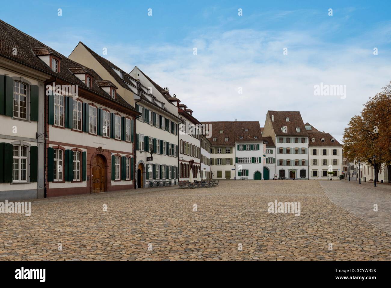 La storica Münsterplatz, una grande piazza pubblica situata nel centro storico di Basilea, Canton Basilea città Foto Stock