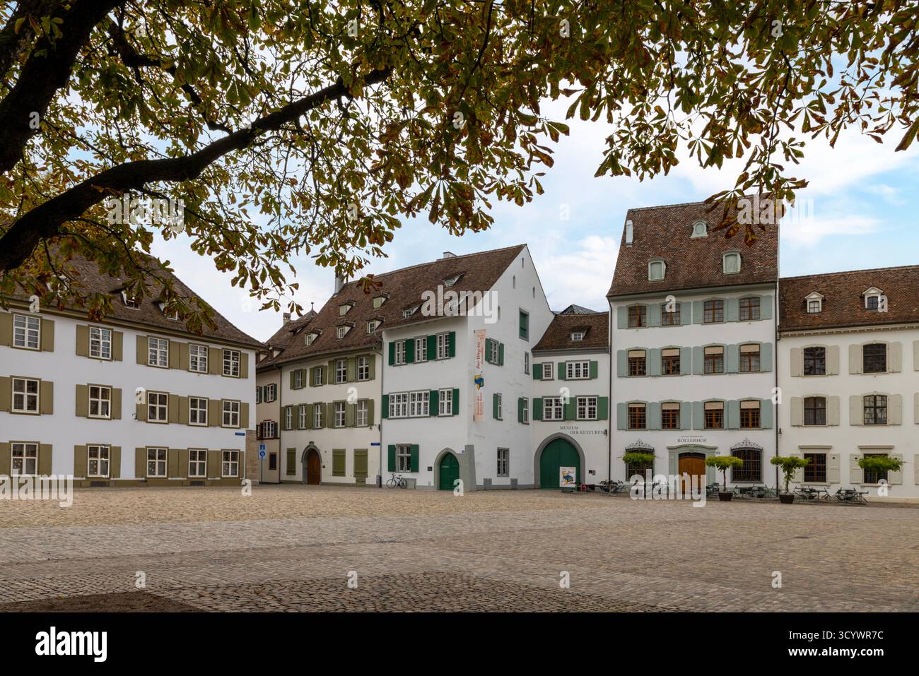 La storica Münsterplatz, una grande piazza pubblica situata nel centro storico di Basilea, Canton Basilea città Foto Stock
