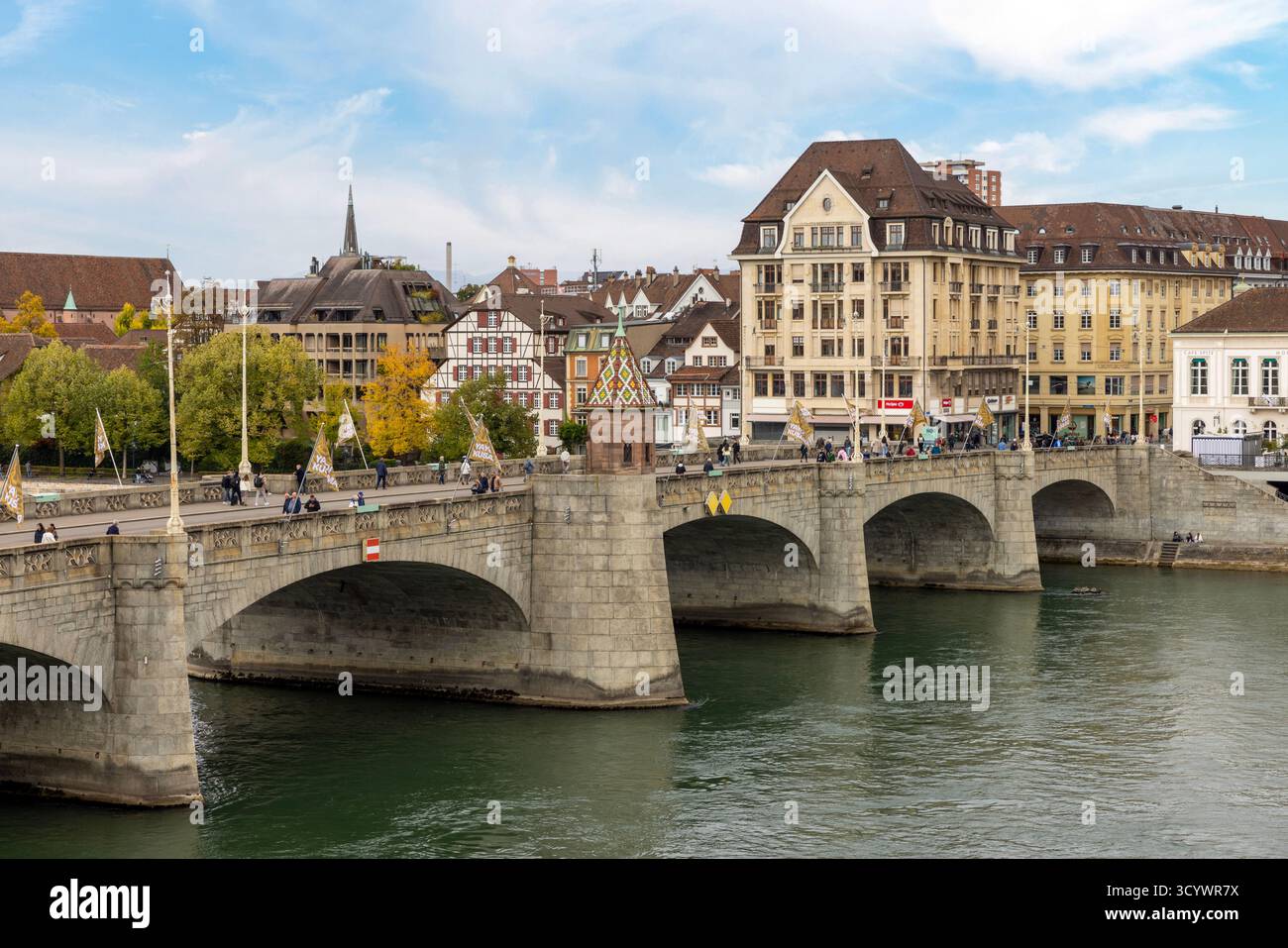 Lo storico Mittlere Brücke, un ponte ad arco di granito del 1905, che attraversa il Reno e collega le due metà di Basilea, Canton Basilea-Stadt Foto Stock