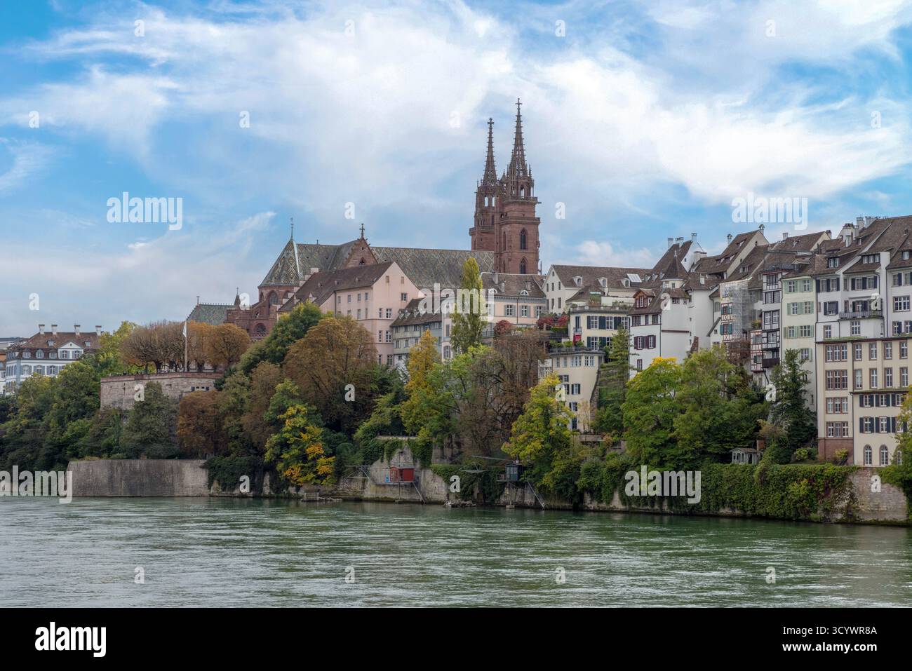Basler Münster, una cattedrale storica con torri gemelle che si affacciano sul Reno a Basilea, Canton Basilea-Stadt. Foto Stock