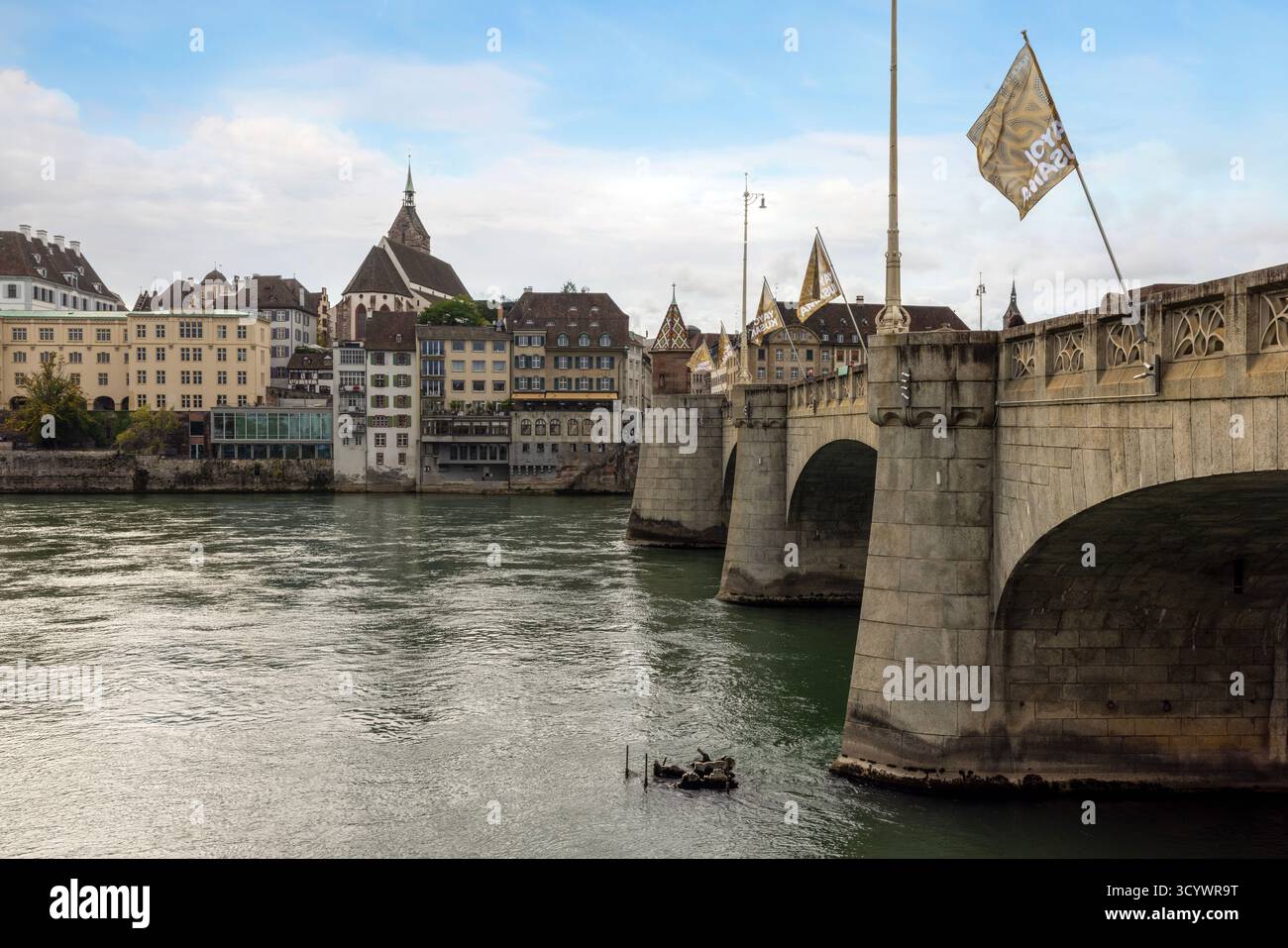 Lo storico Mittlere Brücke, un ponte ad arco di granito del 1905, che attraversa il Reno e collega le due metà di Basilea, Canton Basilea-Stadt Foto Stock