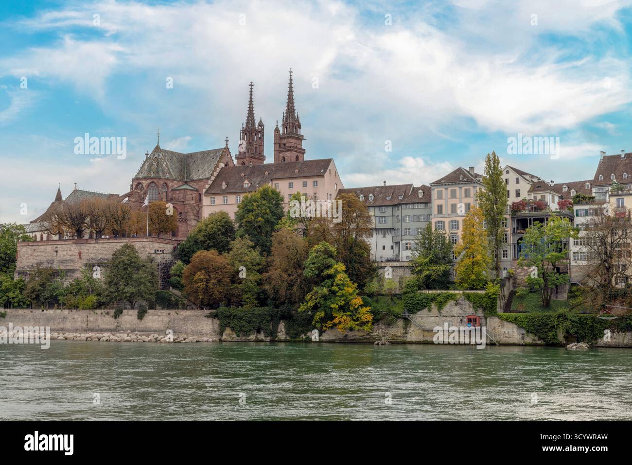 Basler Münster, una cattedrale storica con torri gemelle che si affacciano sul Reno a Basilea, Canton Basilea-Stadt. Foto Stock
