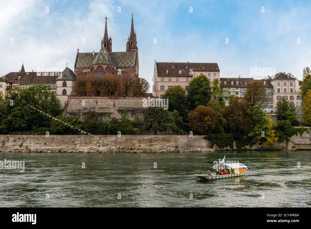Basler Münster, una cattedrale storica con torri gemelle che si affacciano sul Reno a Basilea, Canton Basilea-Stadt. Foto Stock
