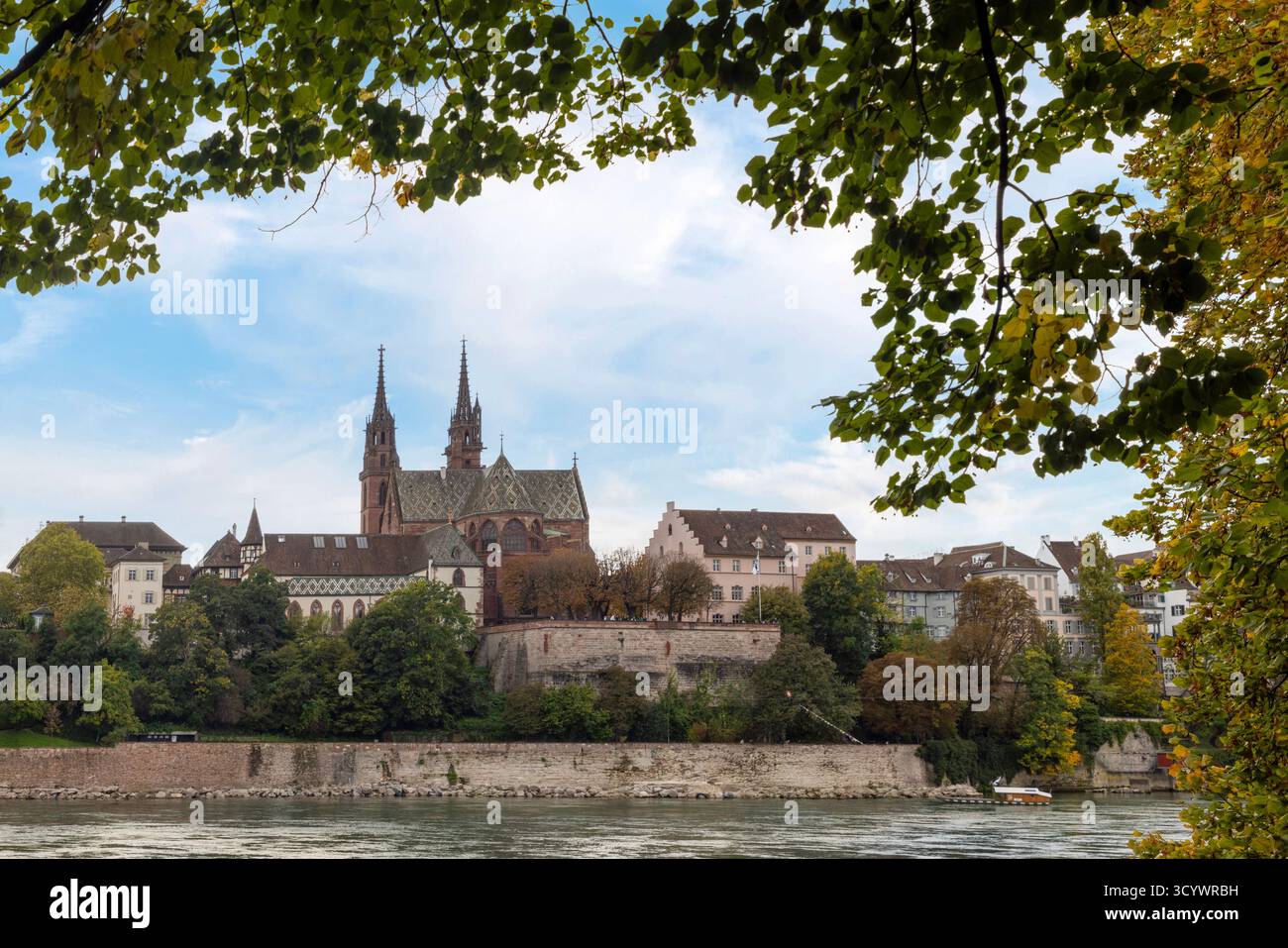Basler Münster, una cattedrale storica con torri gemelle che si affacciano sul Reno a Basilea, Canton Basilea-Stadt. Foto Stock
