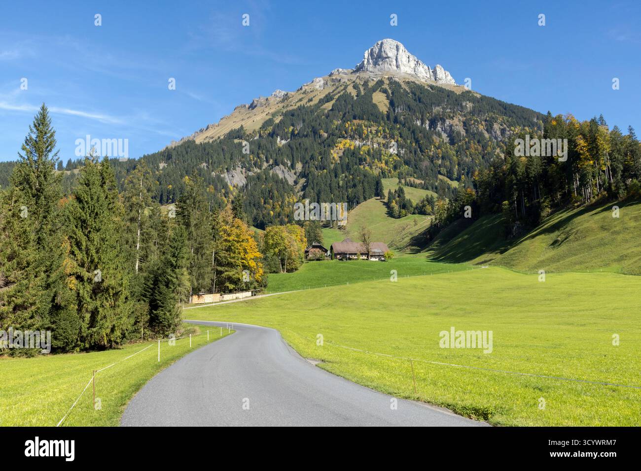 Una vista panoramica di Schangnau, un affascinante villaggio annidato tra le dolci colline della regione Emmental, Svizzera Foto Stock